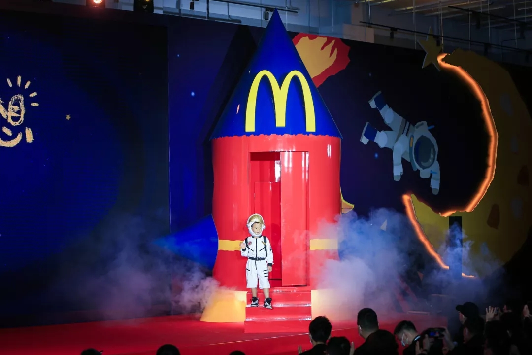 饿了么麦当劳中国为孩子“点亮梦想”，带你上天！